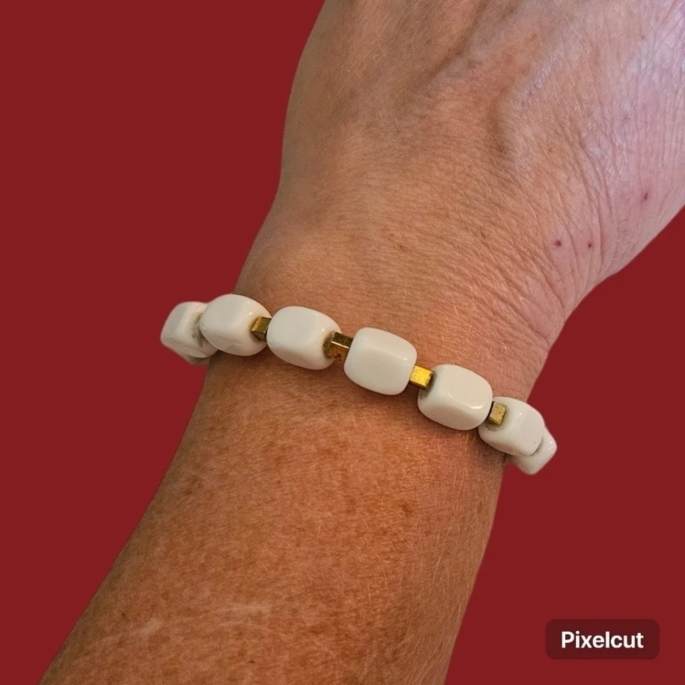 VTG TRIFARI Chic White Gold Acrylic Square Beaded Bracelet